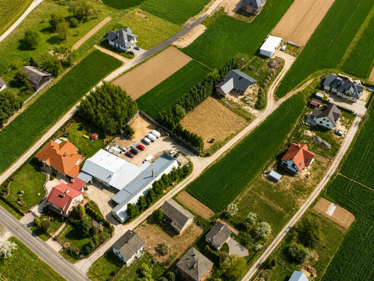 Siedziba firmy Meblomis pośród zabudowy i pól w Złotnikach koło Mielca